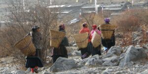 Women from Mundu coming back from the fields